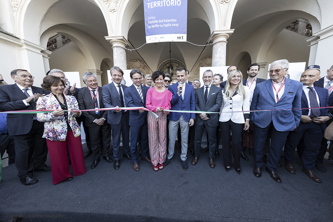 _G3I0552.jpg - 19/06/2019. Torino, apertura al Parco del Valentino dell'edizione record del Motor Show con la partecipazione di 54 brand e numerosi eventi dedicati al mondo dell'auto nell'arco di 5 giorni. Nella foto l'assessore all'innovazione del comune di Torino Paola Pisano, taglia in nastro inaugurale del "Parco Valentino Motor Show" affiancata dall' ing Andrea Levy creatore dell'evento ed attorniata da numerosi esponenti dell'imprenditoria torinese e di varie associazioni dell'auto.