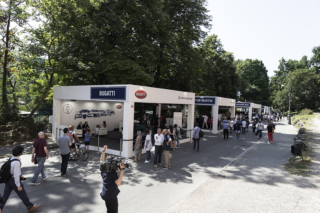 _G3I0759.jpg - 19/06/2019. Torino, apertura al Parco del Valentino dell'edizione record del Motor Show con la partecipazione di 54 brand e numerosi eventi dedicati al mondo dell'auto nell'arco di 5 giorni. Nella foto gli stands di varie marche in Viale Virgilio immersi nel verde del Parco Valentino lungo il Po