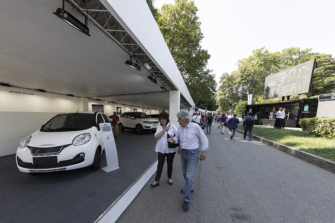 _G3I0828.jpg - 19/06/2019. Torino, apertura al Parco del Valentino dell'edizione record del Motor Show con la partecipazione di 54 brand e numerosi eventi dedicati al mondo dell'auto nell'arco di 5 giorni. Nella foto gli stands di varie marche in Viale Virgilio immersi nel verde del Parco Valentino lungo il Po