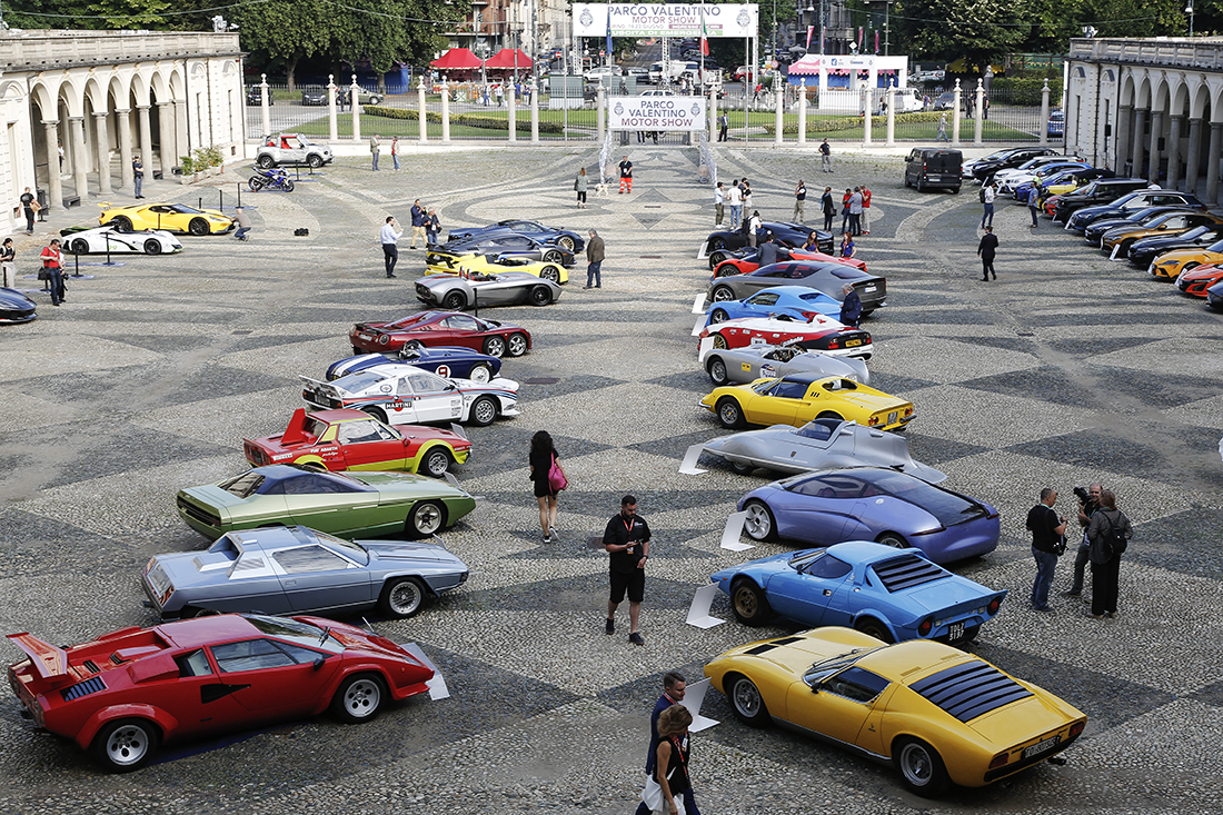 _X9B6837.jpg - 19/06/2019. Torino, apertura al Parco del Valentino dell'edizione record del Motor Show con la partecipazione di 54 brand e numerosi eventi dedicati al mondo dell'auto nell'arco di 5 giorni. Nella foto  auto in mostra  nel cortile del castello del Valentino, cuore pulsante della manifestazione dove si susseguiranno diversi evnti nell'arco dei 5 giorni.