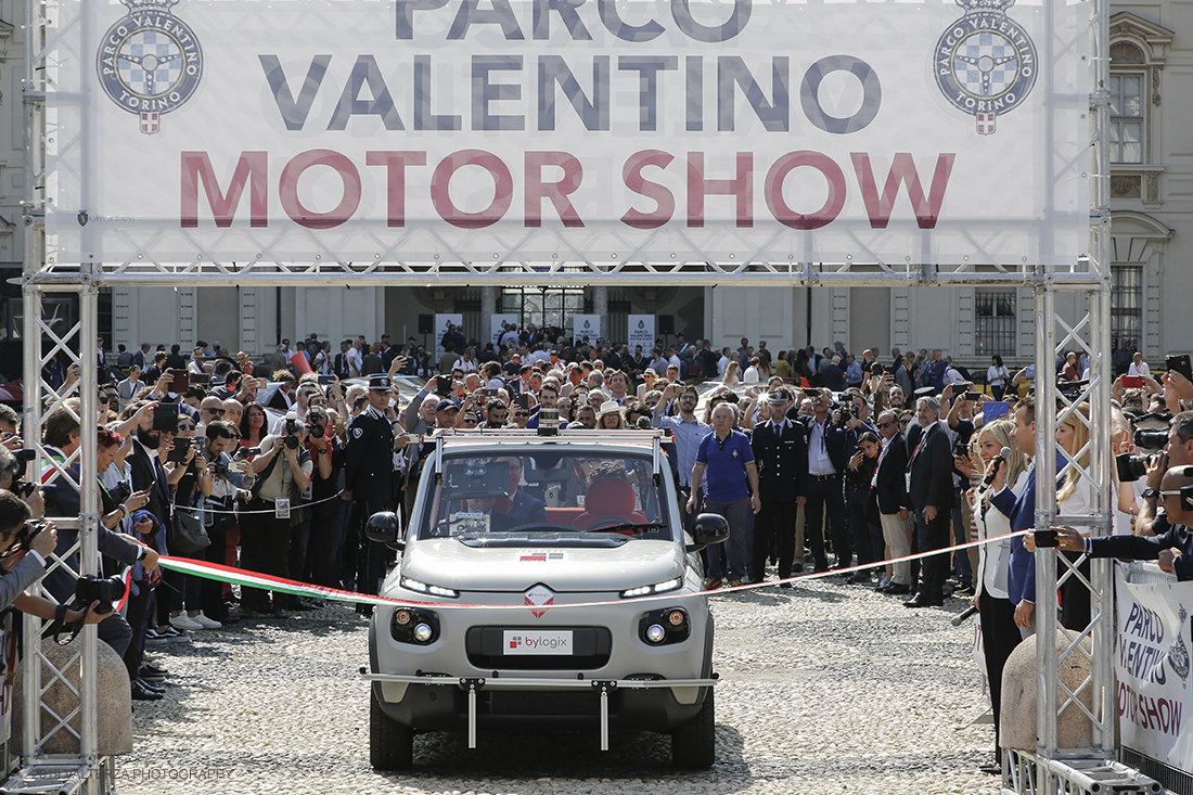 _X9B6922.jpg - 19/06/2019. Torino, apertura al Parco del Valentino dell'edizione record del Motor Show con la partecipazione di 54 brand e numerosi eventi dedicati al mondo dell'auto nell'arco di 5 giorni. Nella foto la cerimonia del taglio del nastro ripetuta e realizzata ad opera di una vettura a guida autonoma, prima volta in assoluto.