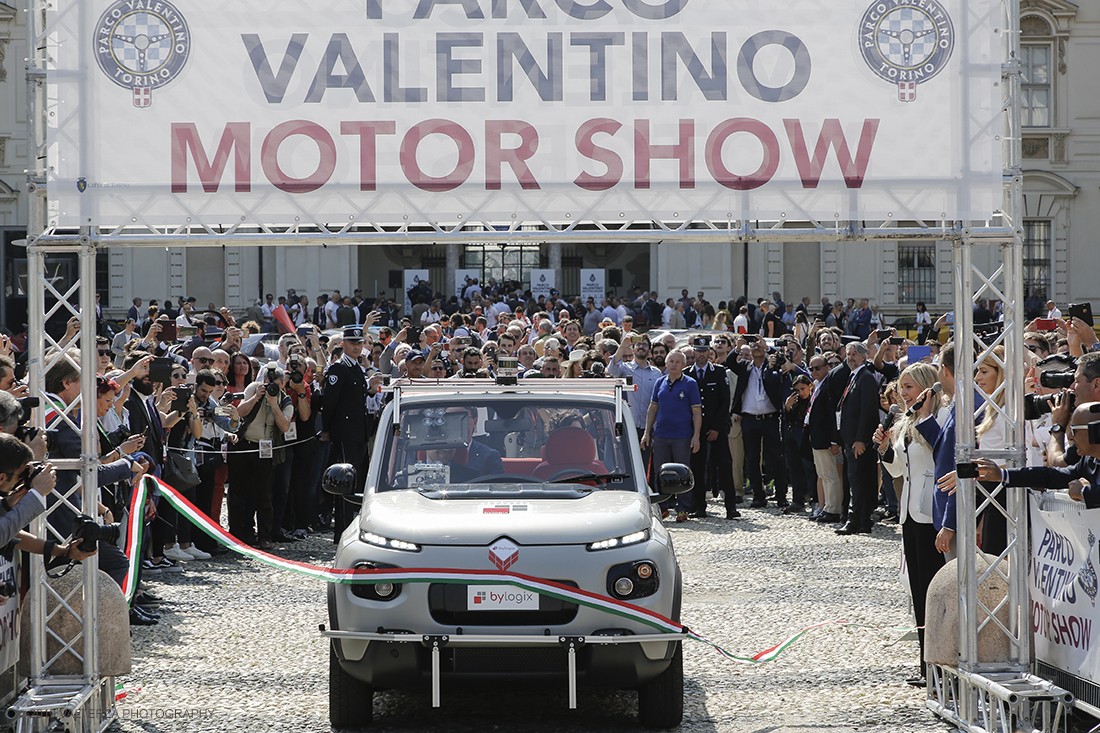 _X9B6924.jpg - 19/06/2019. Torino, apertura al Parco del Valentino dell'edizione record del Motor Show con la partecipazione di 54 brand e numerosi eventi dedicati al mondo dell'auto nell'arco di 5 giorni. Nella foto la cerimonia del taglio del nastro ripetuta e realizzata ad opera di una vettura a guida autonoma, prima volta in assoluto.