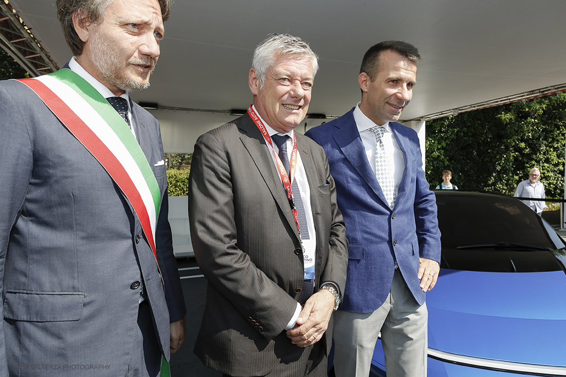 _X9B6935.jpg - 19/06/2019. Torino, apertura al Parco del Valentino dell'edizione record del Motor Show con la partecipazione di 54 brand e numerosi eventi dedicati al mondo dell'auto nell'arco di 5 giorni. Nella foto l'assessore Alberto Sacco e l'ing Andrea Levi con Pininfarina nel suo stand