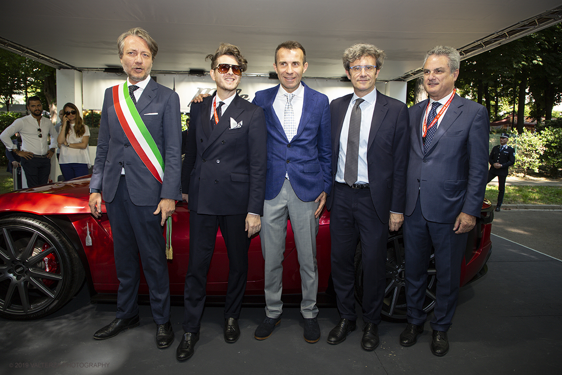 _X9B7118.jpg - 19/06/2019. Torino, apertura al Parco del Valentino dell'edizione record del Motor Show con la partecipazione di 54 brand e numerosi eventi dedicati al mondo dell'auto nell'arco di 5 giorni. Nella foto Umberto Palermo, con gli occhiali, titolare del brand Mole con le autoritÃ  in visita al suo stand