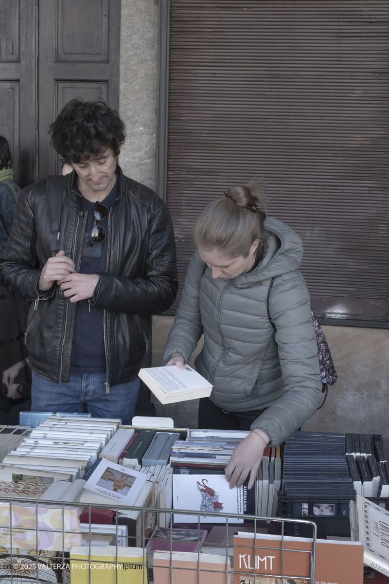 DSCF0011.jpg - 04/10/205. Torimo. Torino ha appena festeggiato il 18° compleanno di Portici di Carta, l'evento che da quasi due decenni trasforma il centro città in una grande libreria a cielo aperto ì, nella foto epositori e visitatori in Piazza Vittorio