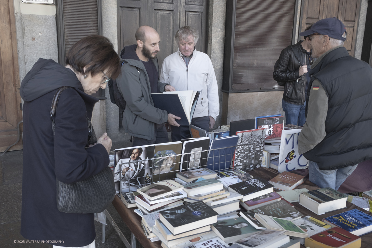 DSCF0021.jpg - 04/10/205. Torimo. Torino ha appena festeggiato il 18° compleanno di Portici di Carta, l'evento che da quasi due decenni trasforma il centro città in una grande libreria a cielo aperto ì, nella foto epositori e visitatori in Piazza Vittorio