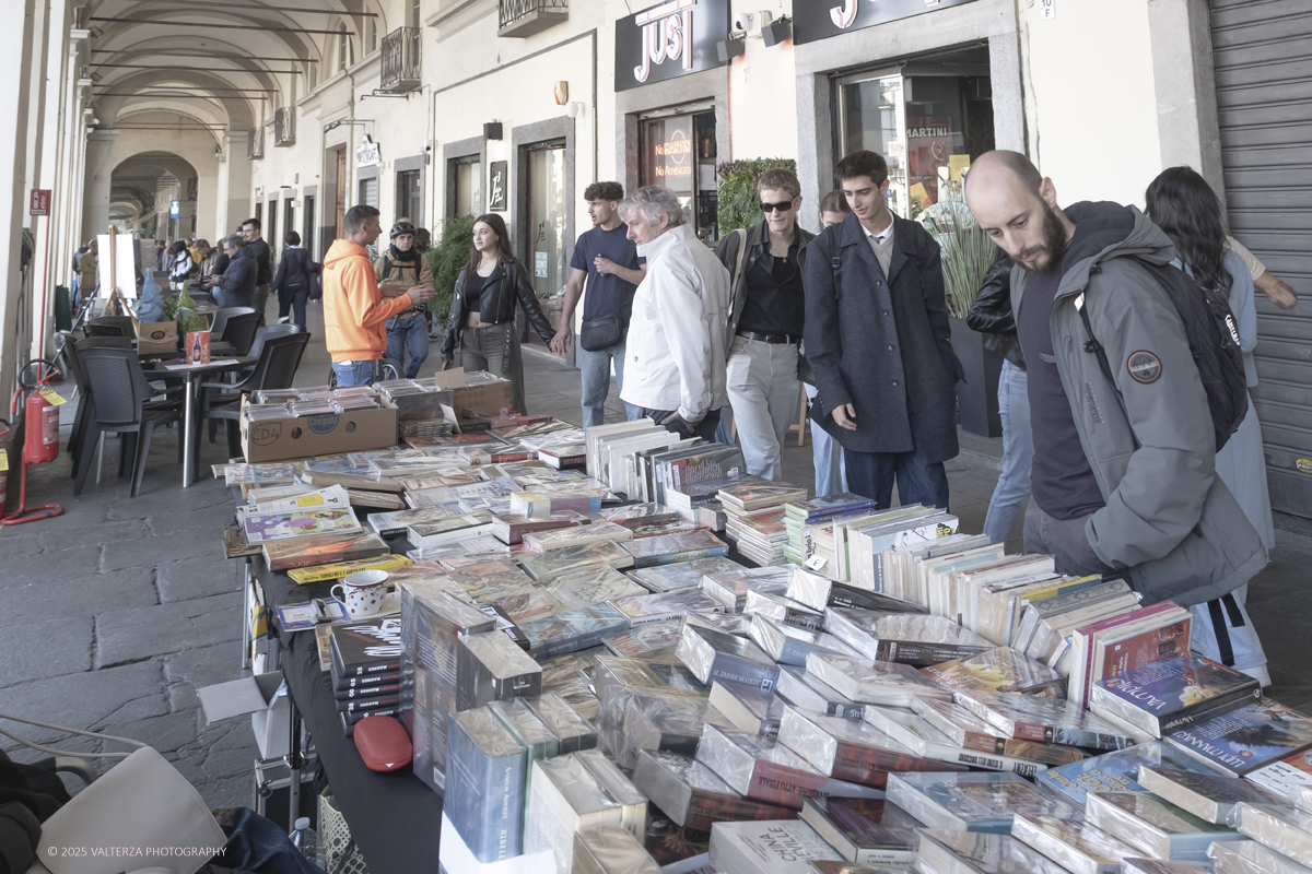 DSCF0026.jpg - 04/10/205. Torimo. Torino ha appena festeggiato il 18° compleanno di Portici di Carta, l'evento che da quasi due decenni trasforma il centro città in una grande libreria a cielo aperto ì, nella foto epositori e visitatori in Piazza Vittorio