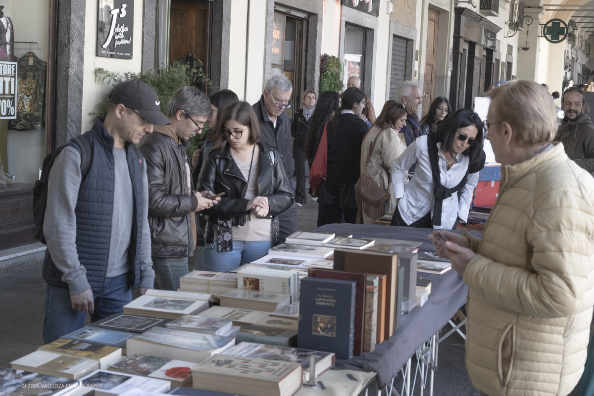 DSCF0039.jpg - 04/10/205. Torimo. Torino ha appena festeggiato il 18° compleanno di Portici di Carta, l'evento che da quasi due decenni trasforma il centro città in una grande libreria a cielo aperto ì, nella foto epositori e visitatori in Piazza Vittorio