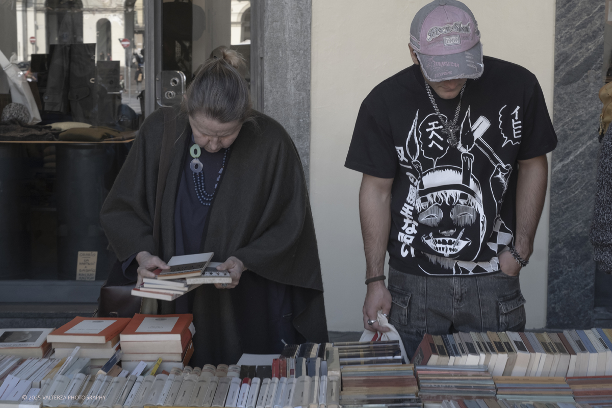 DSCF0040.jpg - 04/10/205. Torimo. Torino ha appena festeggiato il 18° compleanno di Portici di Carta, l'evento che da quasi due decenni trasforma il centro città in una grande libreria a cielo aperto ì, nella foto epositori e visitatori in Piazza Vittorio