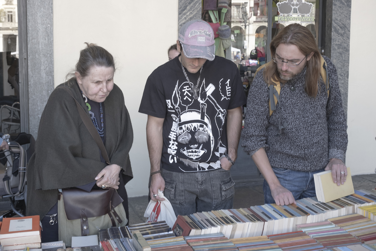 DSCF0047.jpg - 04/10/205. Torimo. Torino ha appena festeggiato il 18° compleanno di Portici di Carta, l'evento che da quasi due decenni trasforma il centro città in una grande libreria a cielo aperto ì, nella foto epositori e visitatori in Piazza Vittorio