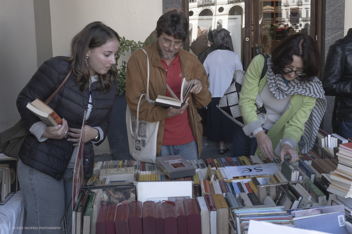 DSCF0055.jpg - 04/10/205. Torimo. Torino ha appena festeggiato il 18° compleanno di Portici di Carta, l'evento che da quasi due decenni trasforma il centro città in una grande libreria a cielo aperto ì, nella foto epositori e visitatori in Piazza Vittorio