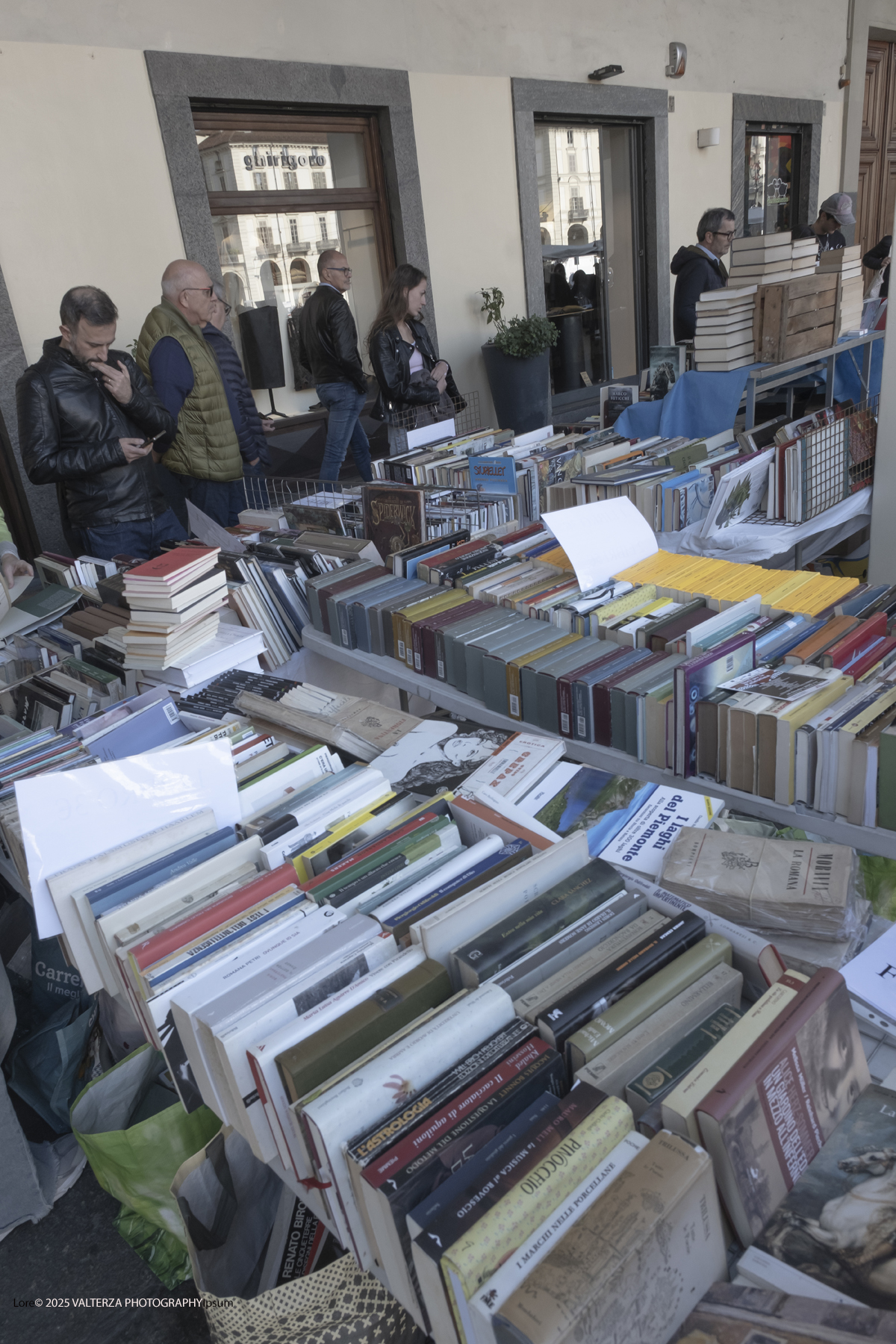 DSCF0060.jpg - 04/10/205. Torimo. Torino ha appena festeggiato il 18° compleanno di Portici di Carta, l'evento che da quasi due decenni trasforma il centro città in una grande libreria a cielo aperto ì, nella foto epositori e visitatori in Piazza Vittorio