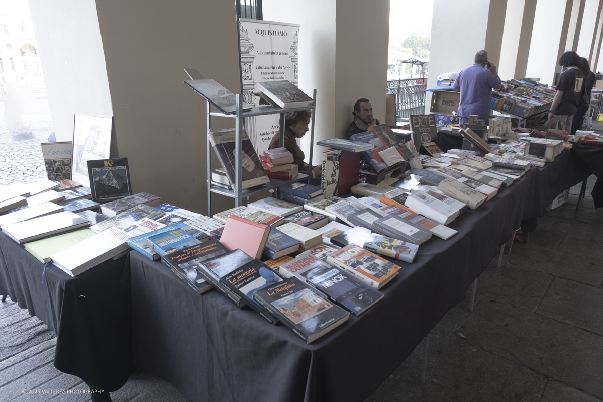DSCF0063.jpg - 04/10/205. Torimo. Torino ha appena festeggiato il 18° compleanno di Portici di Carta, l'evento che da quasi due decenni trasforma il centro città in una grande libreria a cielo aperto ì, nella foto epositori e visitatori in Piazza Vittorio