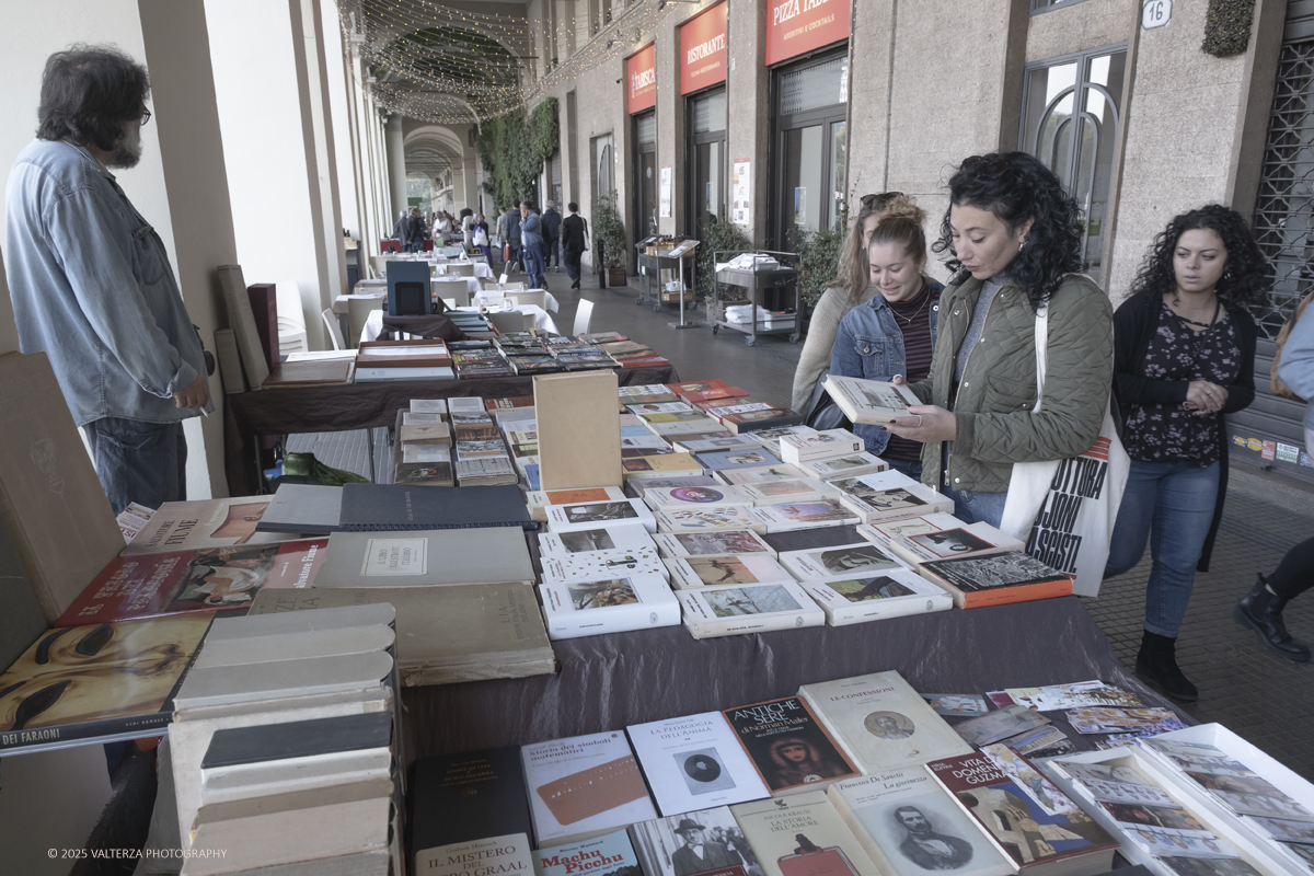 DSCF0066.jpg - 04/10/205. Torimo. Torino ha appena festeggiato il 18° compleanno di Portici di Carta, l'evento che da quasi due decenni trasforma il centro città in una grande libreria a cielo aperto ì, nella foto epositori e visitatori in Piazza Vittorio