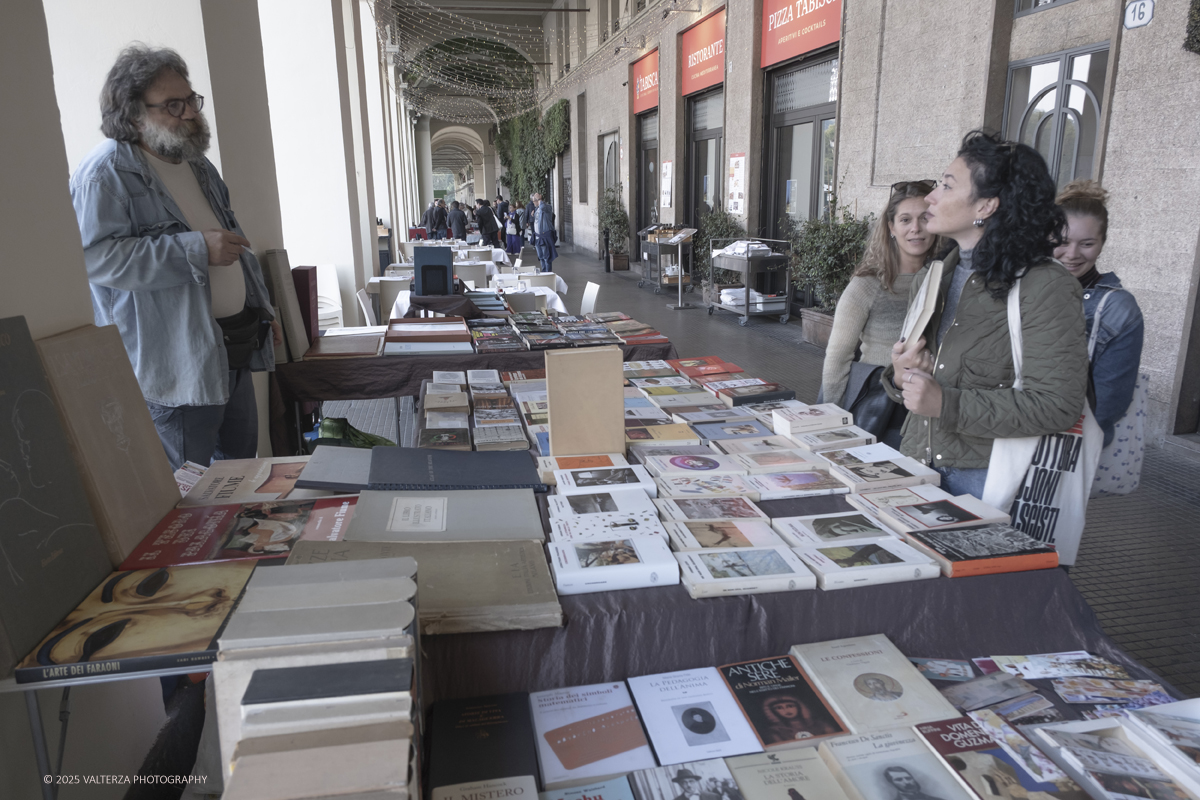 DSCF0069.jpg - 04/10/205. Torimo. Torino ha appena festeggiato il 18° compleanno di Portici di Carta, l'evento che da quasi due decenni trasforma il centro città in una grande libreria a cielo aperto ì, nella foto epositori e visitatori in Piazza Vittorio
