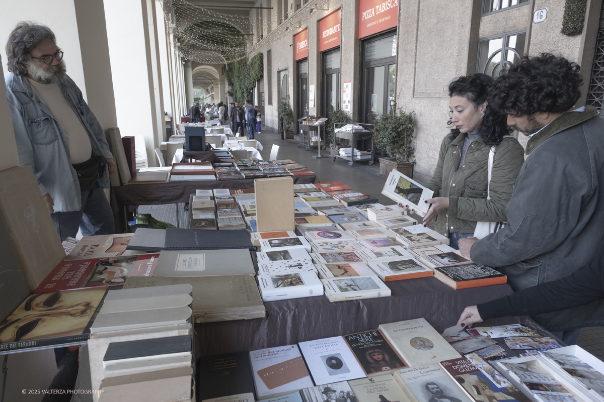 DSCF0074.jpg - 04/10/205. Torimo. Torino ha appena festeggiato il 18° compleanno di Portici di Carta, l'evento che da quasi due decenni trasforma il centro città in una grande libreria a cielo aperto ì, nella foto epositori e visitatori in Piazza Vittorio