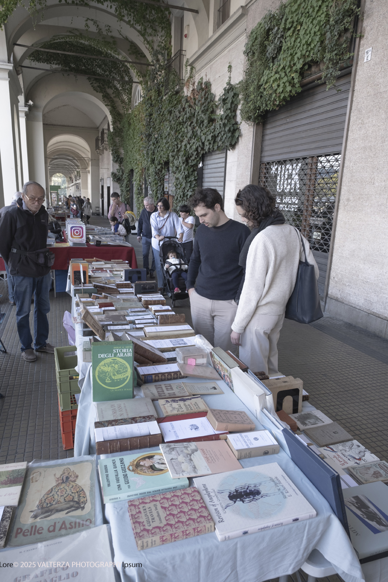 DSCF0078.jpg - 04/10/205. Torimo. Torino ha appena festeggiato il 18° compleanno di Portici di Carta, l'evento che da quasi due decenni trasforma il centro città in una grande libreria a cielo aperto ì, nella foto epositori e visitatori in Piazza Vittorio