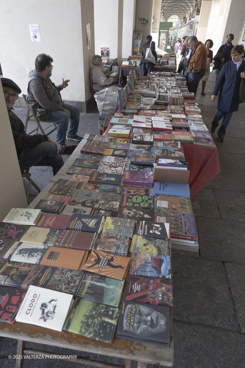 DSCF0087.jpg - 04/10/205. Torimo. Torino ha appena festeggiato il 18° compleanno di Portici di Carta, l'evento che da quasi due decenni trasforma il centro città in una grande libreria a cielo aperto ì, nella foto epositori e visitatori in Piazza Vittorio