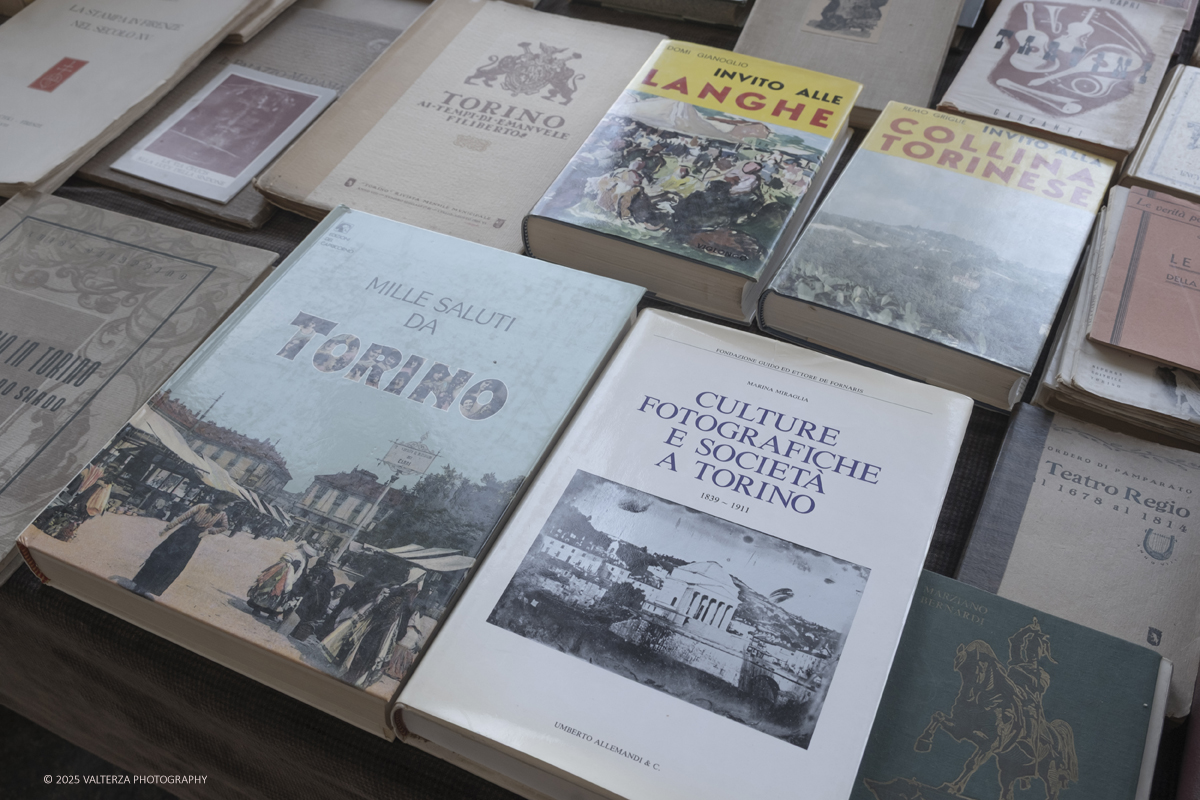 DSCF0093.jpg - 04/10/205. Torimo. Torino ha appena festeggiato il 18° compleanno di Portici di Carta, l'evento che da quasi due decenni trasforma il centro città in una grande libreria a cielo aperto ì, nella foto epositori e visitatori in Piazza Vittorio