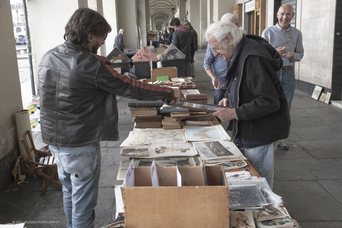 DSCF0105.jpg - 04/10/205. Torimo. Torino ha appena festeggiato il 18° compleanno di Portici di Carta, l'evento che da quasi due decenni trasforma il centro città in una grande libreria a cielo aperto ì, nella foto epositori e visitatori in Piazza Vittorio