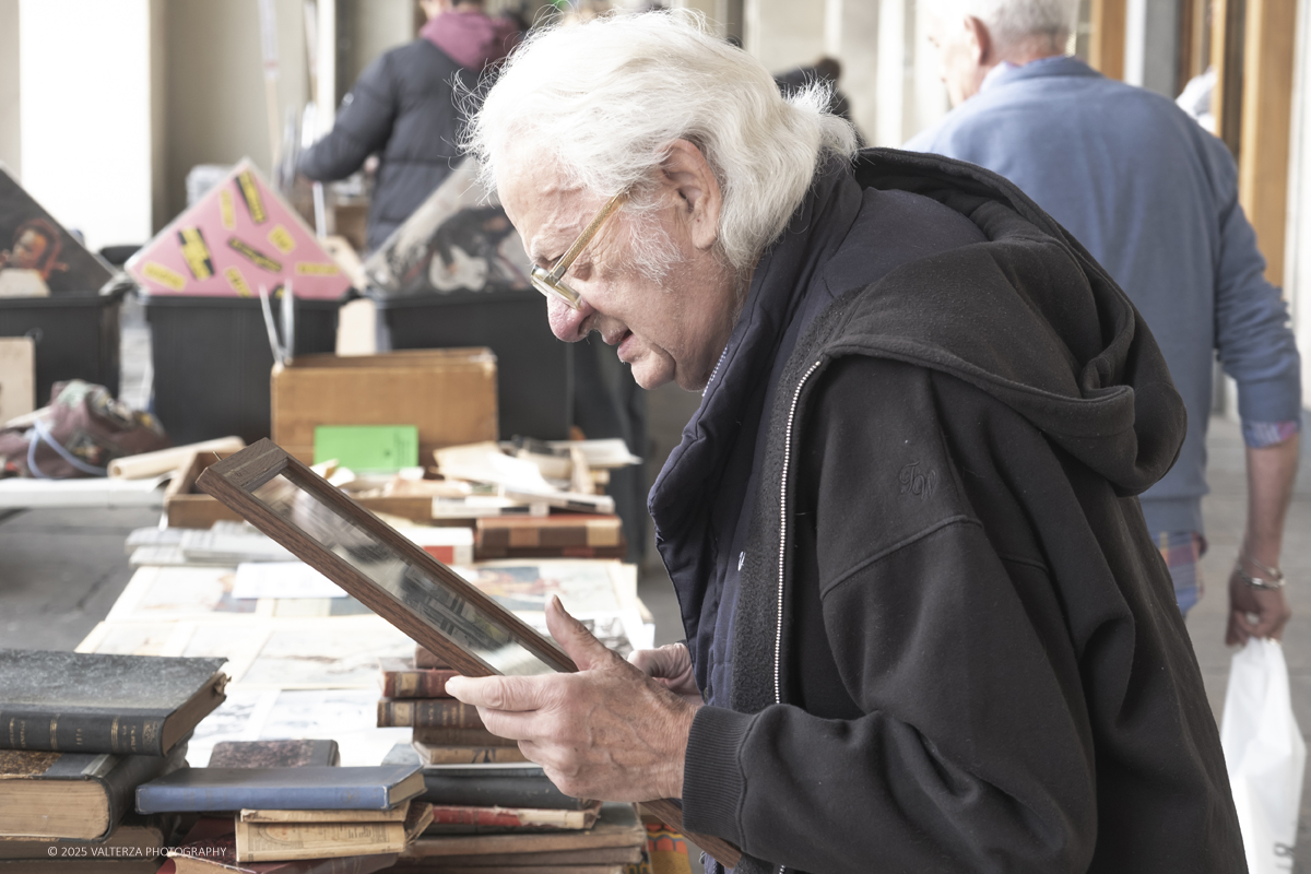 DSCF0112.jpg - 04/10/205. Torimo. Torino ha appena festeggiato il 18° compleanno di Portici di Carta, l'evento che da quasi due decenni trasforma il centro città in una grande libreria a cielo aperto ì, nella foto epositori e visitatori in Piazza Vittorio