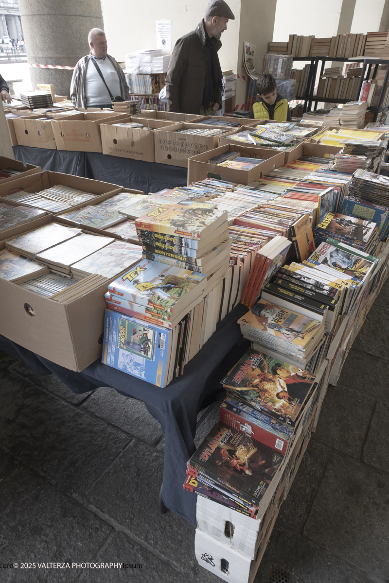 DSCF0119.jpg - 04/10/205. Torimo. Torino ha appena festeggiato il 18° compleanno di Portici di Carta, l'evento che da quasi due decenni trasforma il centro città in una grande libreria a cielo aperto ì, nella foto epositori e visitatori in Piazza Vittorio