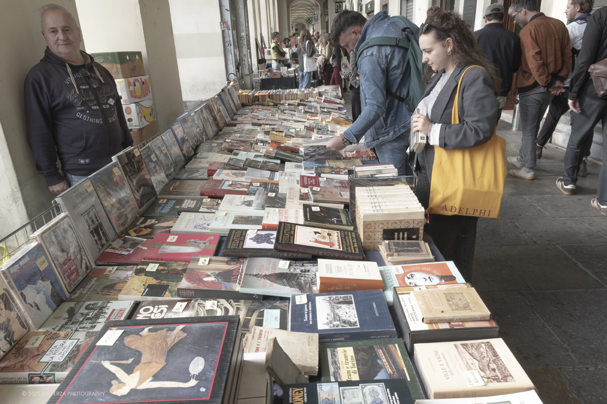 DSCF0122.jpg - 04/10/205. Torimo. Torino ha appena festeggiato il 18° compleanno di Portici di Carta, l'evento che da quasi due decenni trasforma il centro città in una grande libreria a cielo aperto ì, nella foto epositori e visitatori in Piazza Vittorio