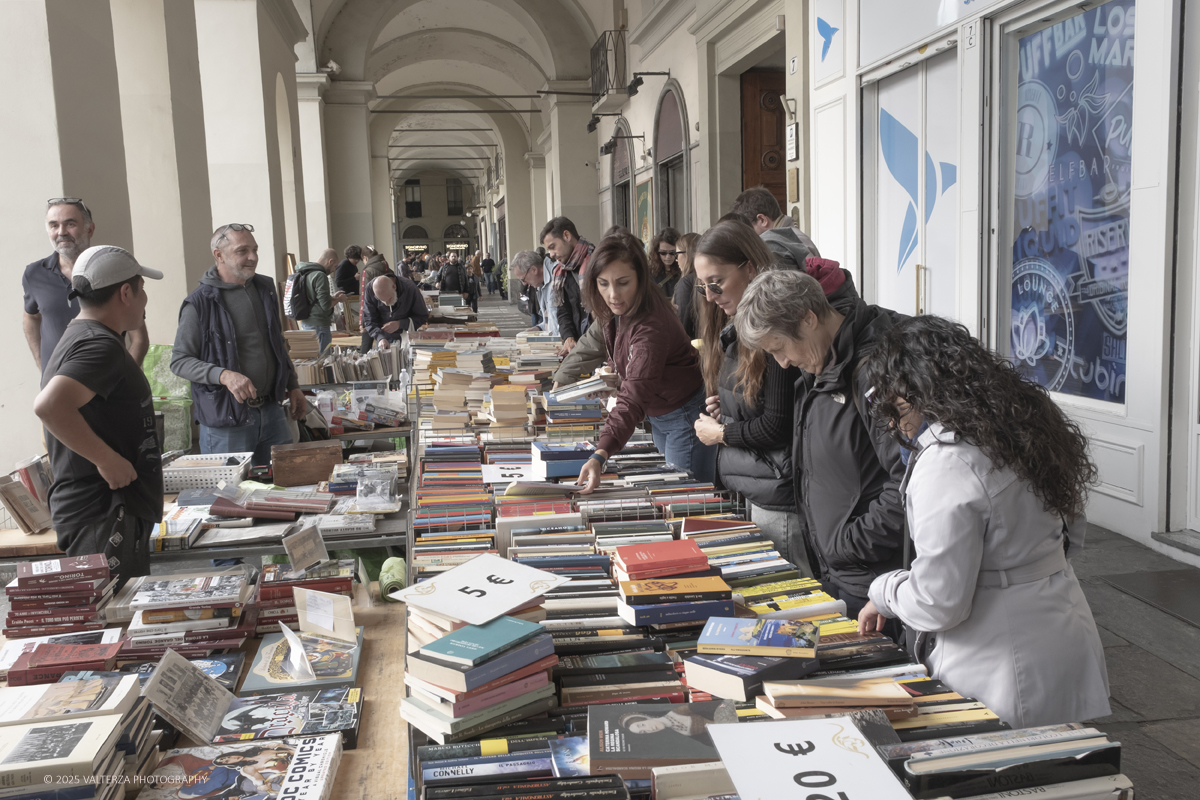 DSCF0146.jpg - 04/10/205. Torimo. Torino ha appena festeggiato il 18° compleanno di Portici di Carta, l'evento che da quasi due decenni trasforma il centro città in una grande libreria a cielo aperto ì, nella foto epositori e visitatori in Piazza Vittorio