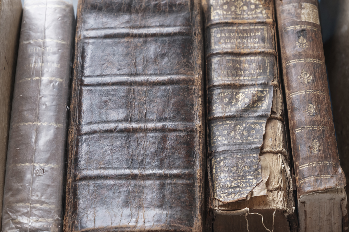 DSCF0147.jpg - 04/10/205. Torimo. Torino ha appena festeggiato il 18° compleanno di Portici di Carta, l'evento che da quasi due decenni trasforma il centro città in una grande libreria a cielo aperto ì, nella foto epositori e visitatori in Piazza Vittorio