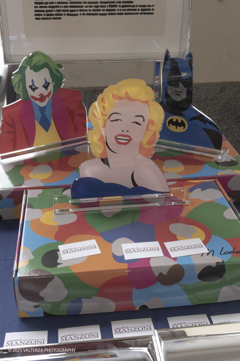 DSCF0152.jpg - 04/10/205. Torimo. Torino ha appena festeggiato il 18° compleanno di Portici di Carta, l'evento che da quasi due decenni trasforma il centro città in una grande libreria a cielo aperto ì, nella foto epositori e visitatori in Piazza Vittorio