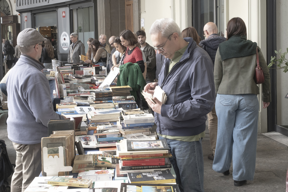 DSCF0158.jpg - 04/10/205. Torimo. Torino ha appena festeggiato il 18° compleanno di Portici di Carta, l'evento che da quasi due decenni trasforma il centro città in una grande libreria a cielo aperto ì, nella foto epositori e visitatori in Piazza Vittorio
