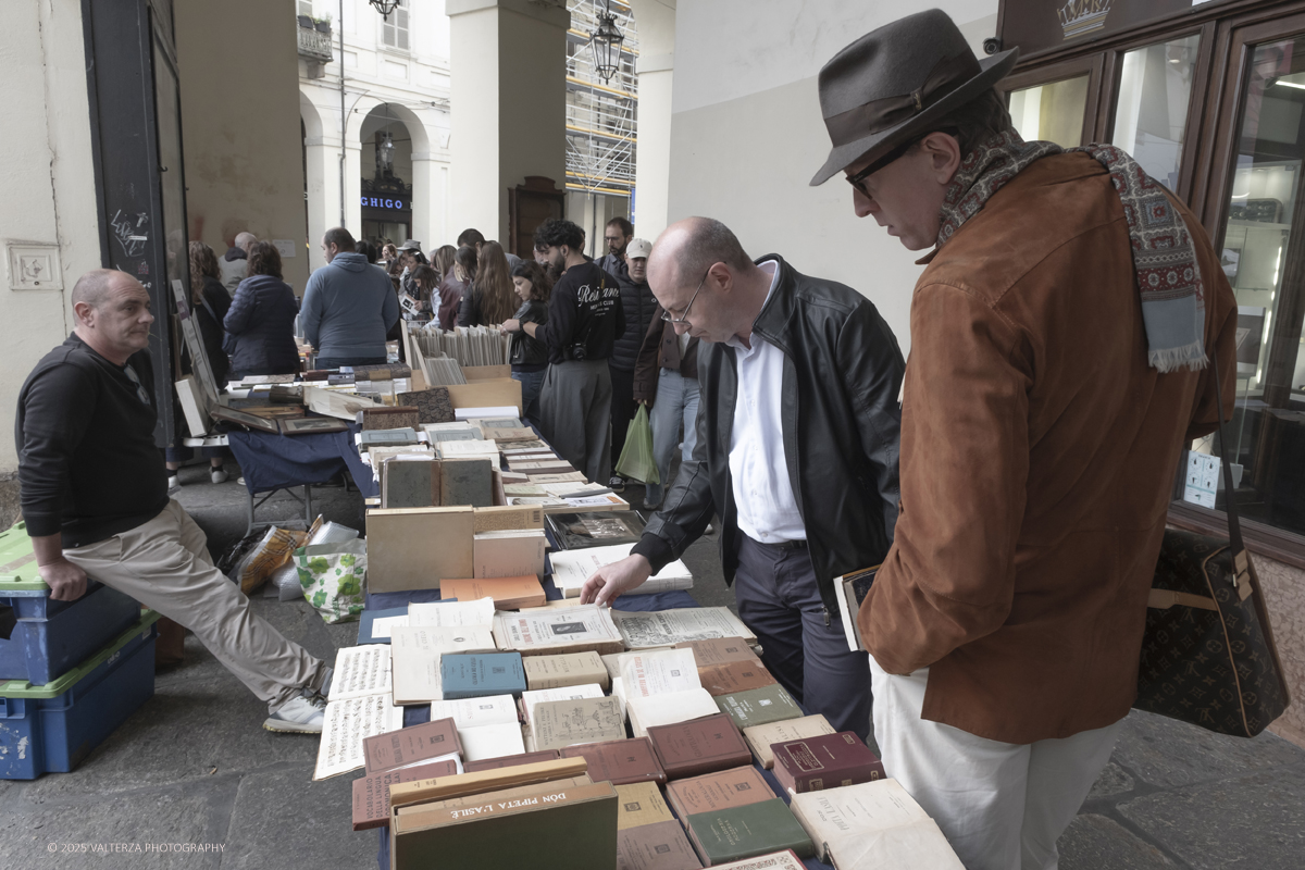 DSCF0163.jpg - 04/10/205. Torimo. Torino ha appena festeggiato il 18° compleanno di Portici di Carta, l'evento che da quasi due decenni trasforma il centro città in una grande libreria a cielo aperto ì, nella foto epositori e visitatori in Piazza Vittorio