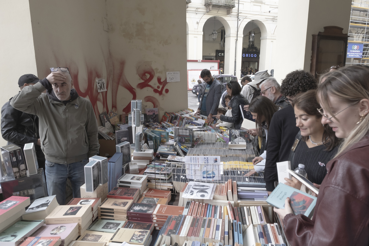 DSCF0170.jpg - 04/10/205. Torimo. Torino ha appena festeggiato il 18° compleanno di Portici di Carta, l'evento che da quasi due decenni trasforma il centro città in una grande libreria a cielo aperto ì, nella foto epositori e visitatori in Piazza Vittorio