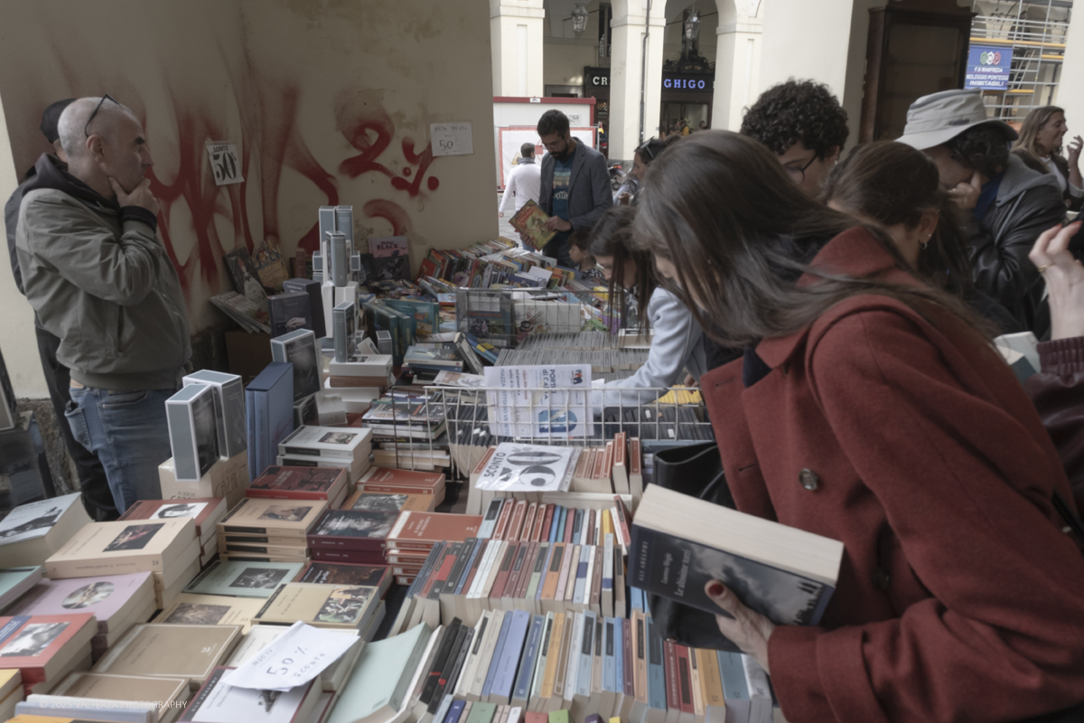 DSCF0175.jpg - 04/10/205. Torimo. Torino ha appena festeggiato il 18° compleanno di Portici di Carta, l'evento che da quasi due decenni trasforma il centro città in una grande libreria a cielo aperto ì, nella foto epositori e visitatori in Piazza Vittorio