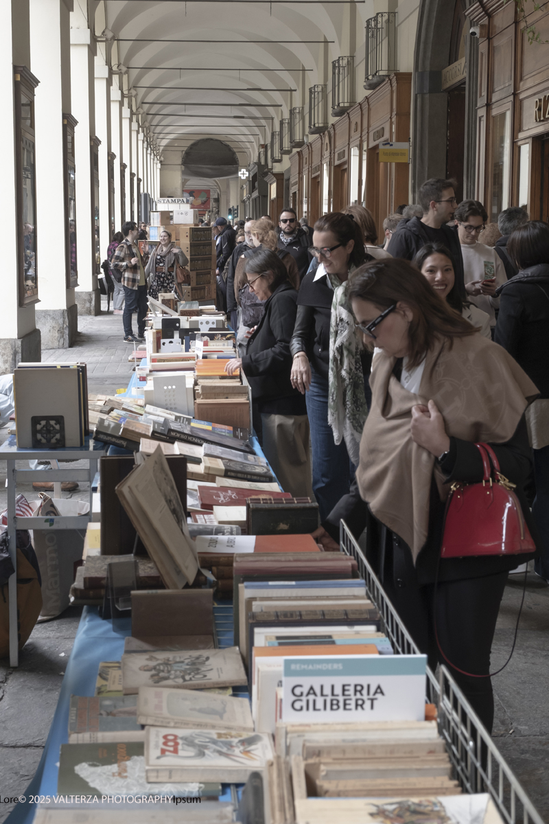 DSCF0182.jpg - 04/10/205. Torimo. Torino ha appena festeggiato il 18° compleanno di Portici di Carta, l'evento che da quasi due decenni trasforma il centro città in una grande libreria a cielo aperto ì, nella foto epositori e visitatorei in via PO