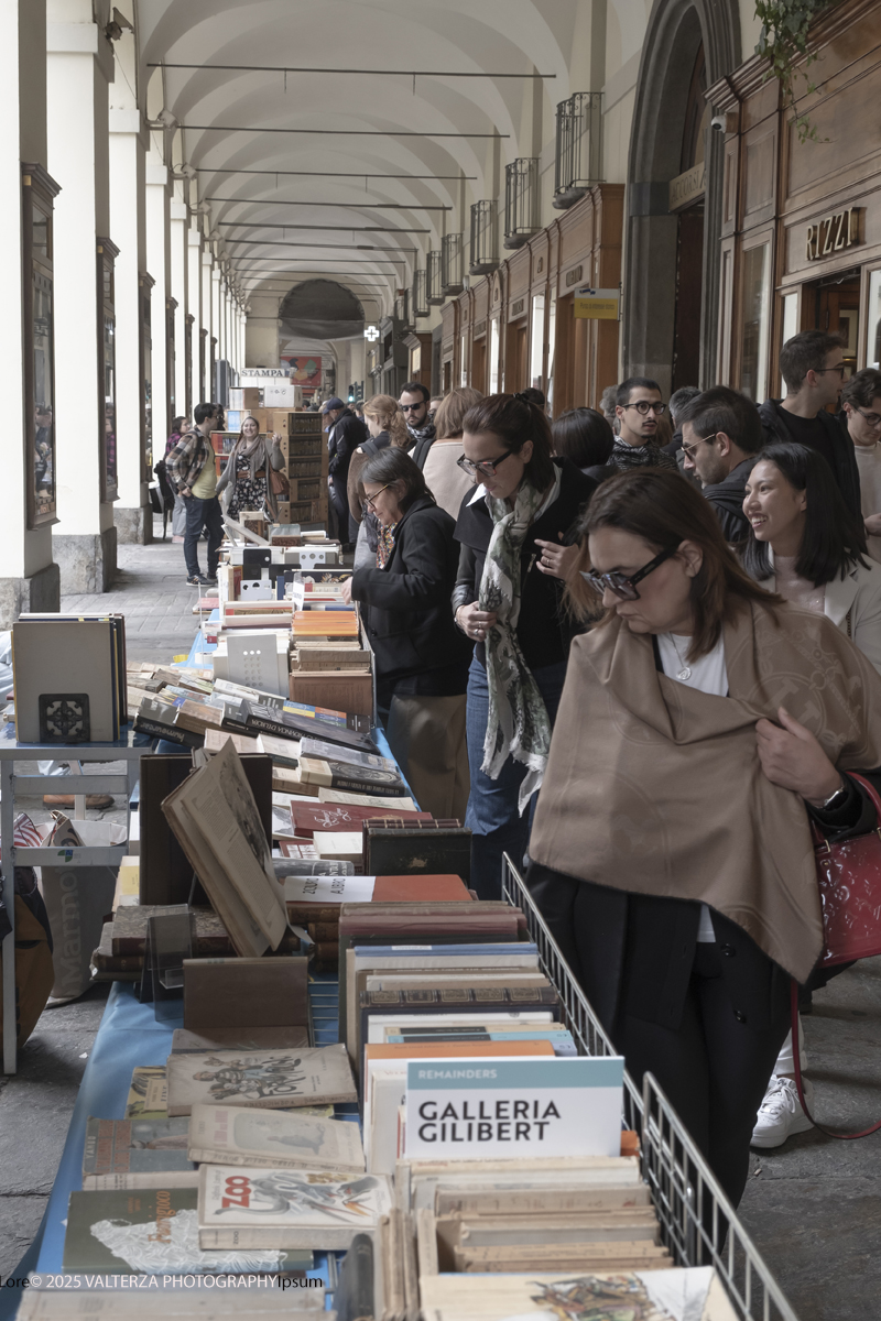 DSCF0184.jpg - 04/10/205. Torimo. Torino ha appena festeggiato il 18° compleanno di Portici di Carta, l'evento che da quasi due decenni trasforma il centro città in una grande libreria a cielo aperto ì, nella foto epositori e visitatorei in via PO