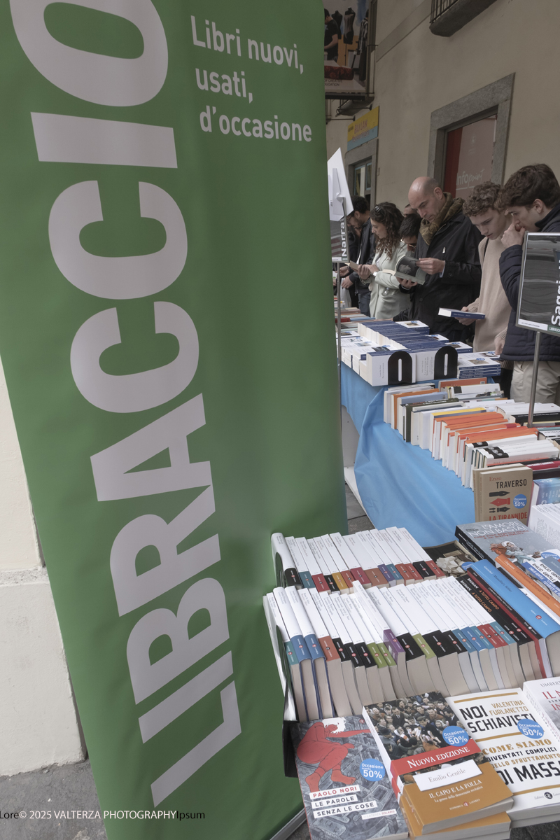 DSCF0203.jpg - 04/10/205. Torimo. Torino ha appena festeggiato il 18° compleanno di Portici di Carta, l'evento che da quasi due decenni trasforma il centro città in una grande libreria a cielo aperto ì, nella foto epositori e visitatorei in via PO