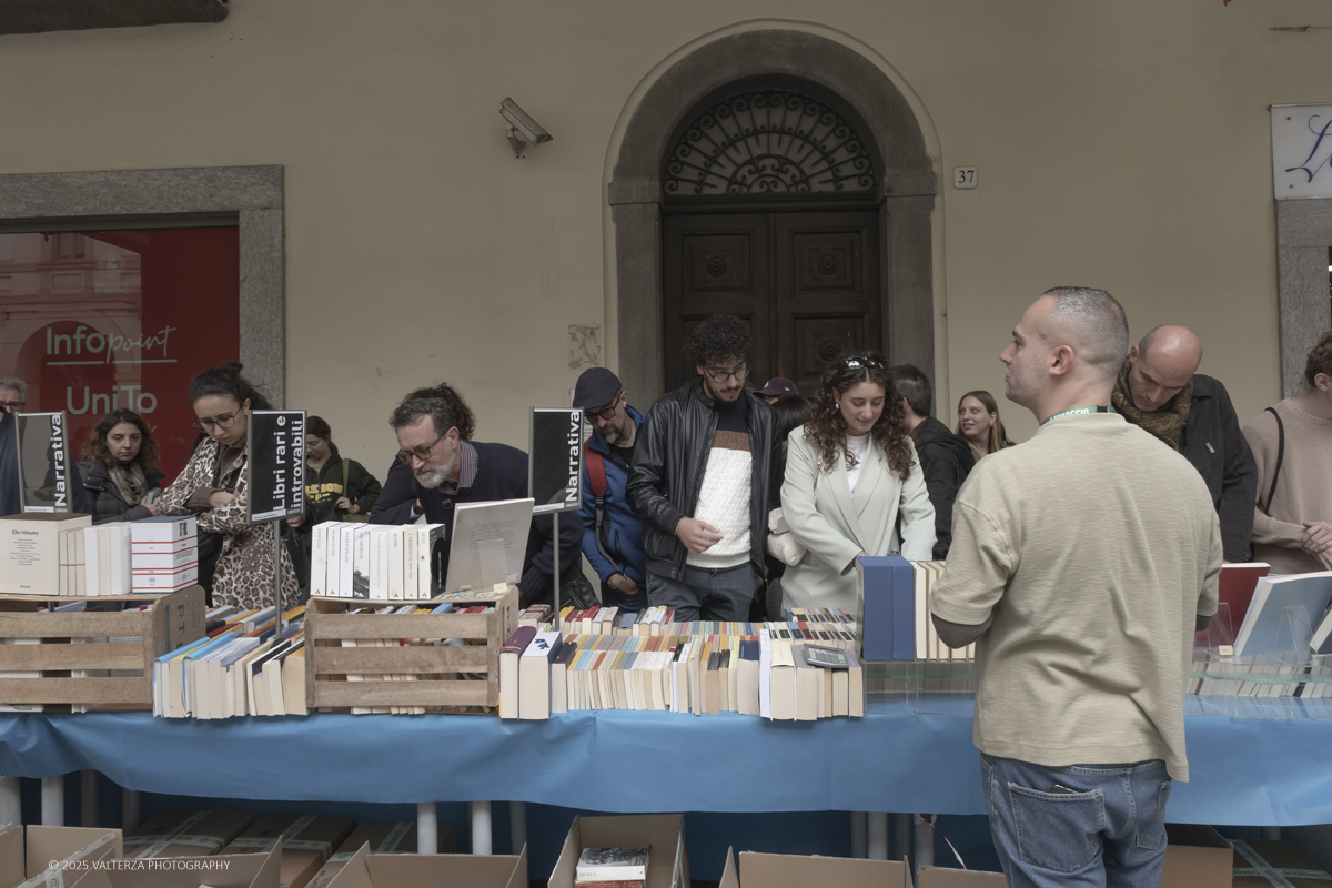 DSCF0210.jpg - 04/10/205. Torimo. Torino ha appena festeggiato il 18° compleanno di Portici di Carta, l'evento che da quasi due decenni trasforma il centro città in una grande libreria a cielo aperto ì, nella foto epositori e visitatorei in via PO