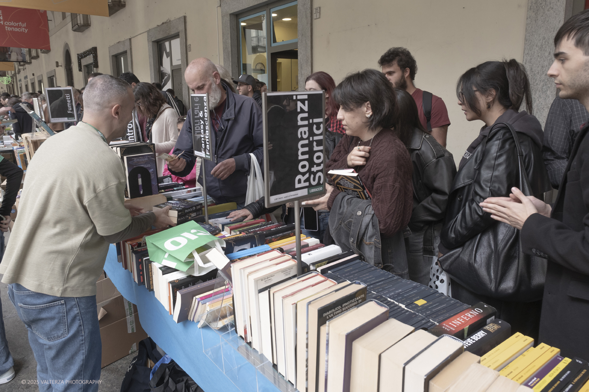 DSCF0227.jpg - 04/10/205. Torimo. Torino ha appena festeggiato il 18° compleanno di Portici di Carta, l'evento che da quasi due decenni trasforma il centro città in una grande libreria a cielo aperto ì, nella foto epositori e visitatorei in via PO