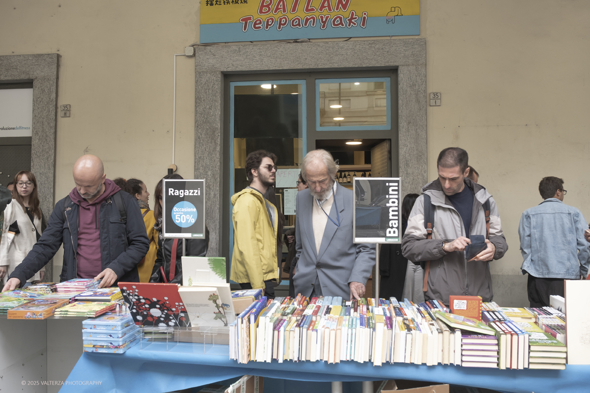 DSCF0234.jpg - 04/10/205. Torimo. Torino ha appena festeggiato il 18° compleanno di Portici di Carta, l'evento che da quasi due decenni trasforma il centro città in una grande libreria a cielo aperto ì, nella foto epositori e visitatorei in via PO