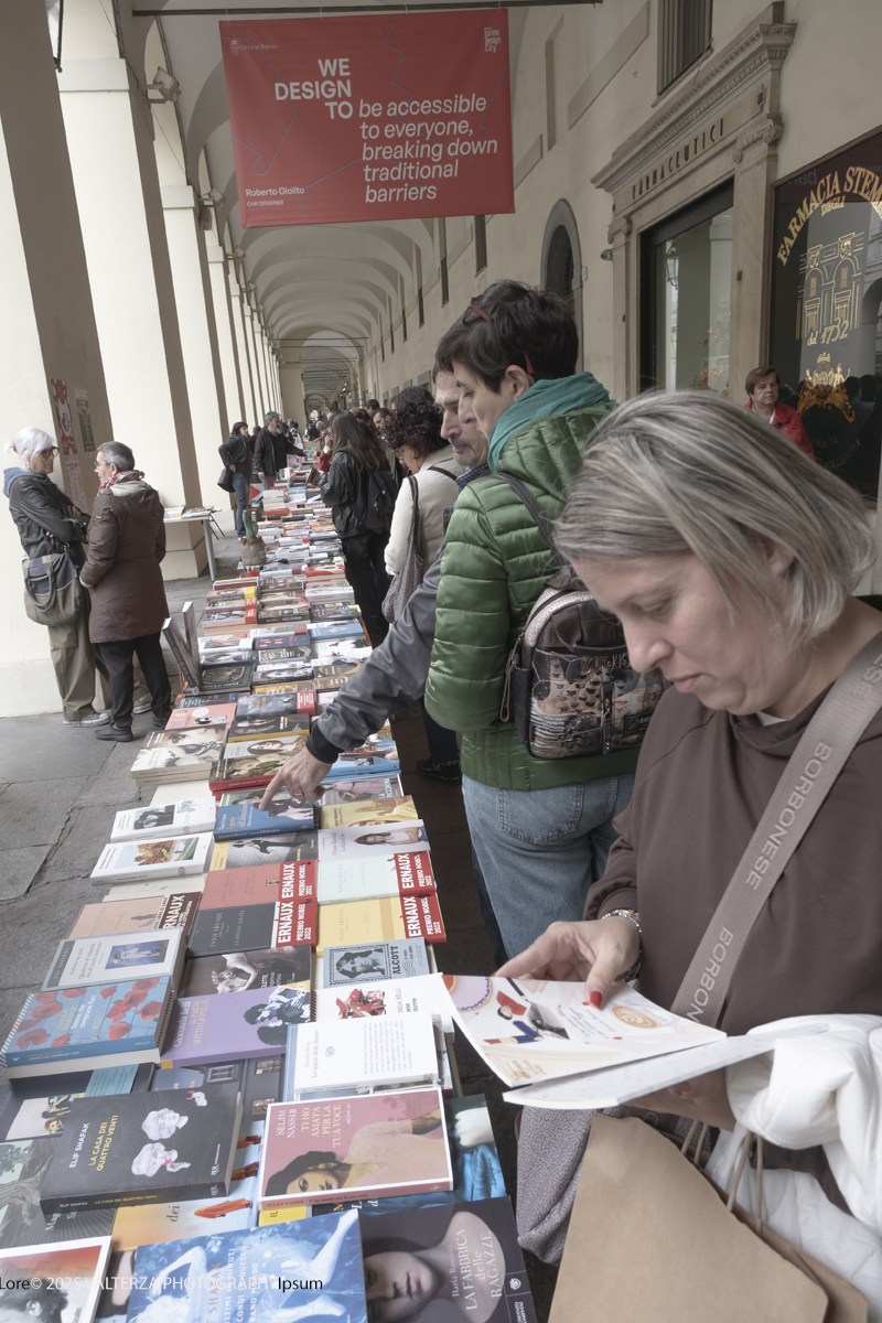 DSCF0247.jpg - 04/10/205. Torimo. Torino ha appena festeggiato il 18° compleanno di Portici di Carta, l'evento che da quasi due decenni trasforma il centro città in una grande libreria a cielo aperto ì, nella foto epositori e visitatorei in via PO