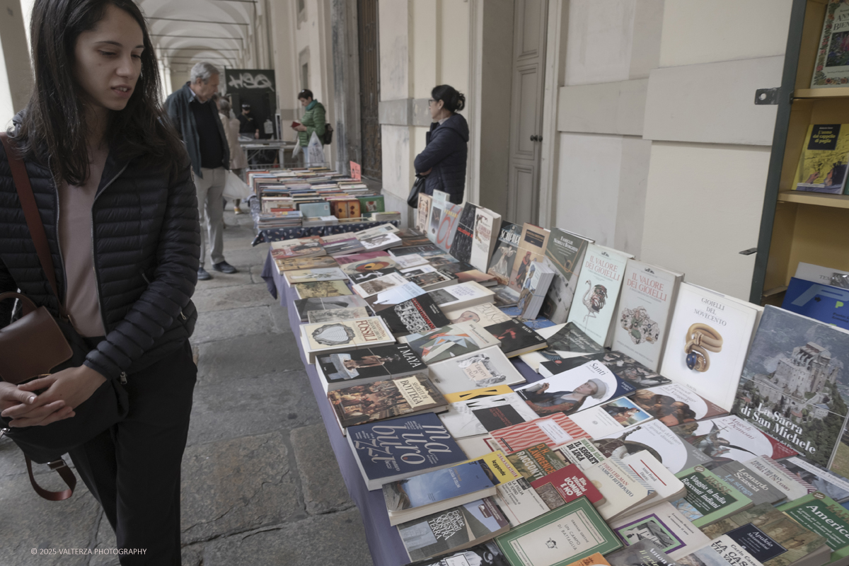 DSCF0252.jpg - 04/10/205. Torimo. Torino ha appena festeggiato il 18° compleanno di Portici di Carta, l'evento che da quasi due decenni trasforma il centro città in una grande libreria a cielo aperto ì, nella foto epositori e visitatorei in via PO