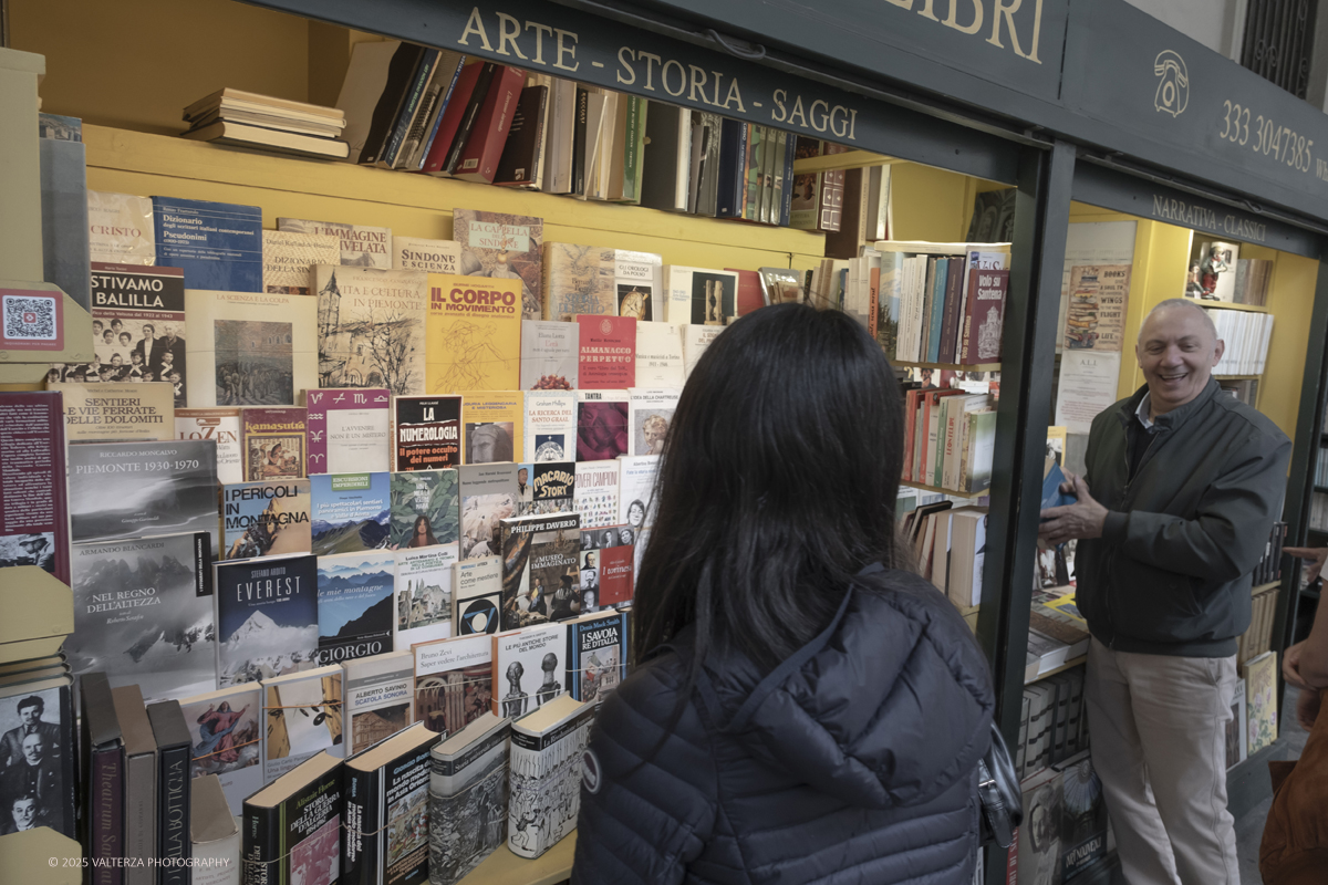 DSCF0259.jpg - 04/10/205. Torimo. Torino ha appena festeggiato il 18° compleanno di Portici di Carta, l'evento che da quasi due decenni trasforma il centro città in una grande libreria a cielo aperto ì, nella foto epositori e visitatorei in via PO