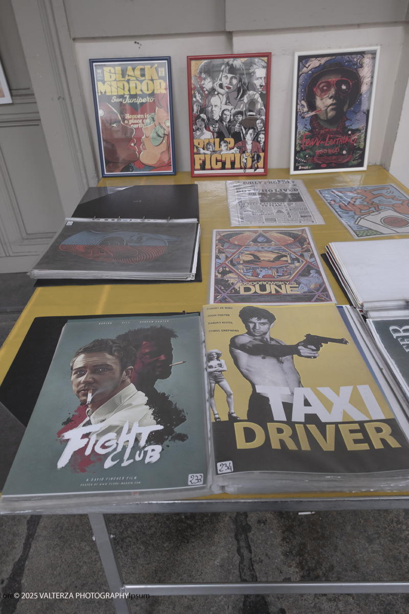 DSCF0264.jpg - 04/10/205. Torimo. Torino ha appena festeggiato il 18° compleanno di Portici di Carta, l'evento che da quasi due decenni trasforma il centro città in una grande libreria a cielo aperto ì, nella foto epositori e visitatorei in via PO