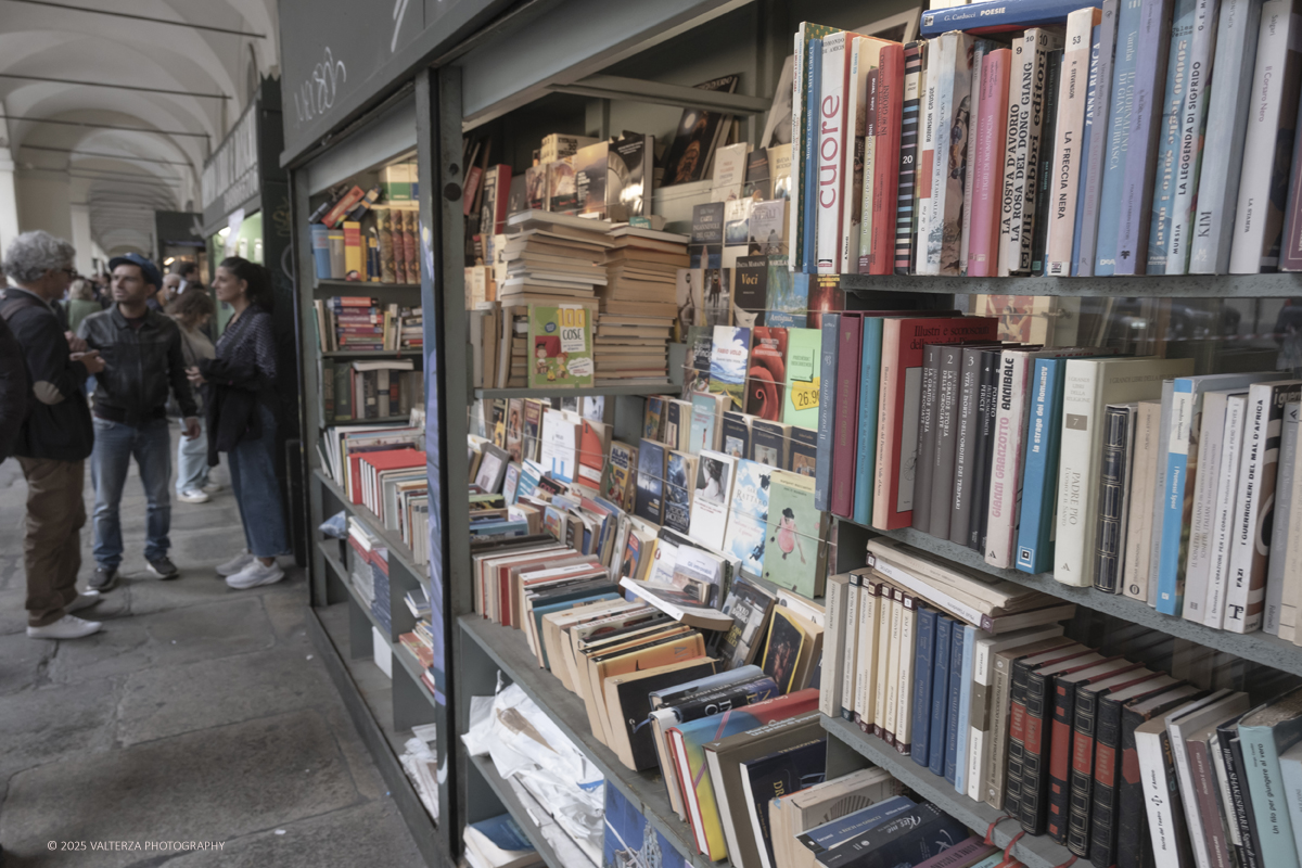 DSCF0270.jpg - 04/10/205. Torimo. Torino ha appena festeggiato il 18° compleanno di Portici di Carta, l'evento che da quasi due decenni trasforma il centro città in una grande libreria a cielo aperto ì, nella foto epositori e visitatorei in via PO
