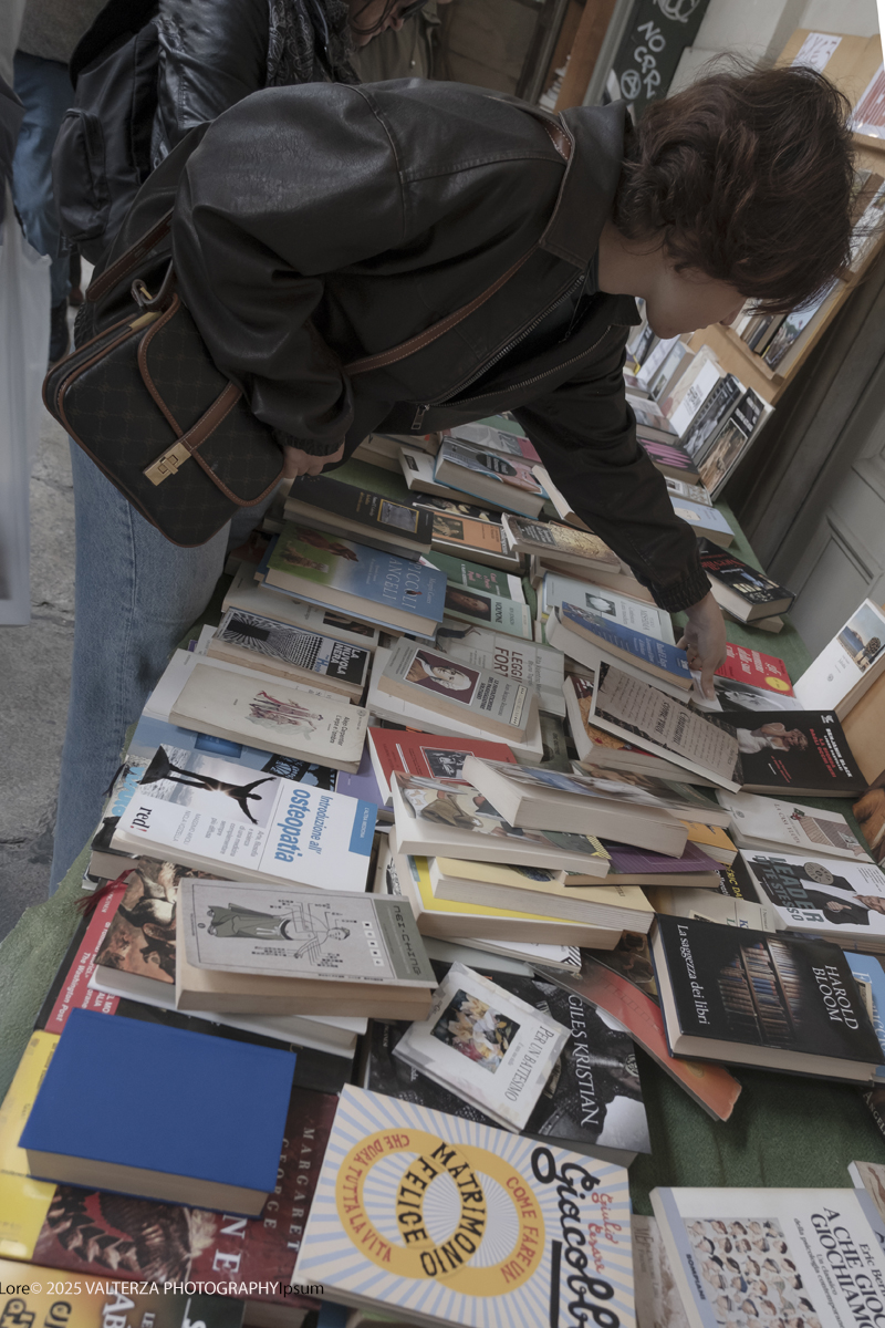 DSCF0276.jpg - 04/10/205. Torimo. Torino ha appena festeggiato il 18° compleanno di Portici di Carta, l'evento che da quasi due decenni trasforma il centro città in una grande libreria a cielo aperto ì, nella foto epositori e visitatorei in via PO
