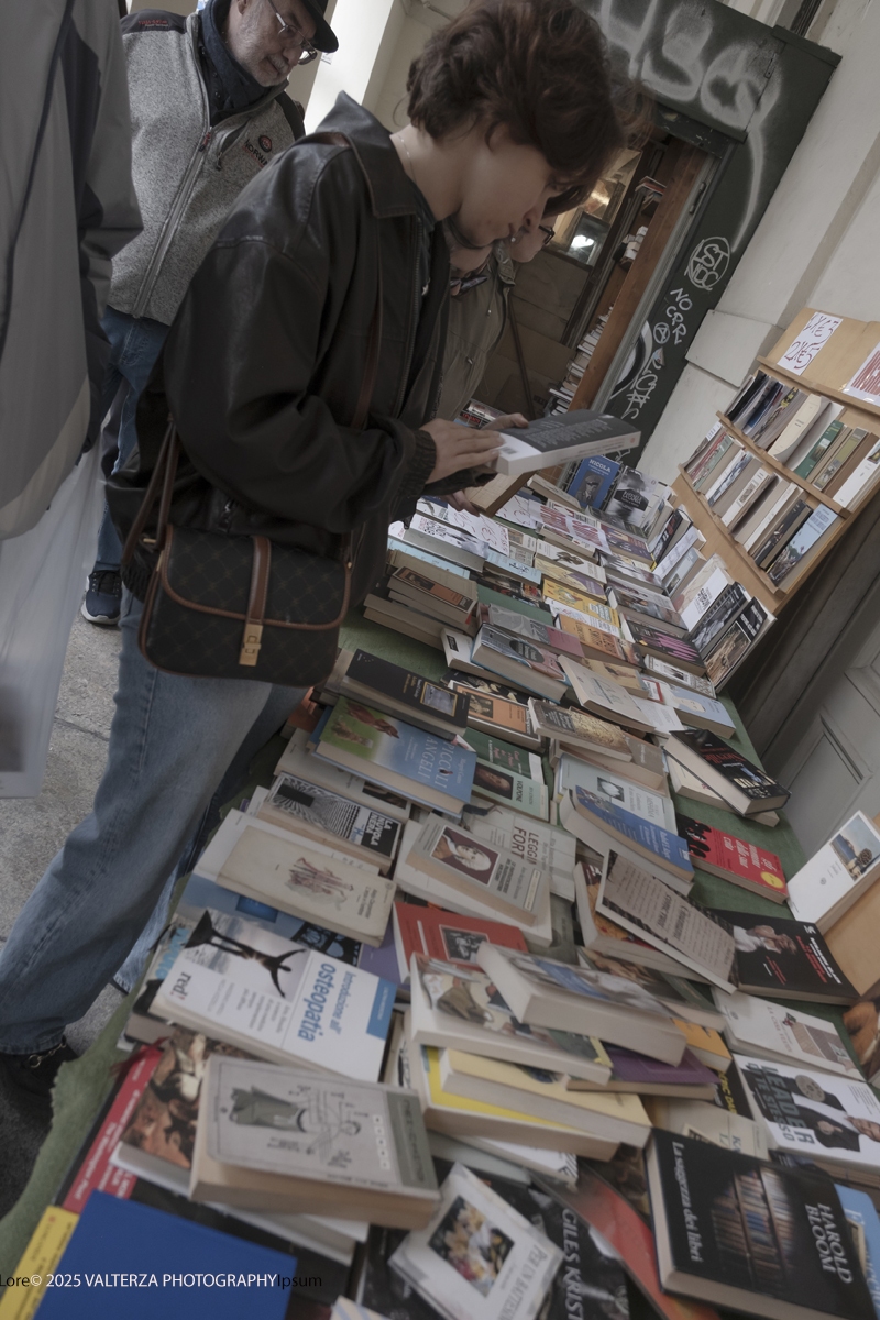 DSCF0279.jpg - 04/10/205. Torimo. Torino ha appena festeggiato il 18° compleanno di Portici di Carta, l'evento che da quasi due decenni trasforma il centro città in una grande libreria a cielo aperto ì, nella foto epositori e visitatorei in via PO