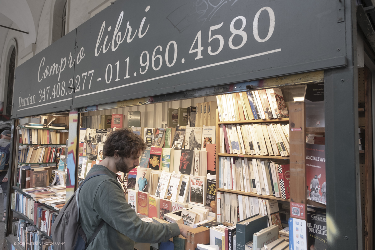 DSCF0284.jpg - 04/10/205. Torimo. Torino ha appena festeggiato il 18° compleanno di Portici di Carta, l'evento che da quasi due decenni trasforma il centro città in una grande libreria a cielo aperto ì, nella foto epositori e visitatorei in via PO