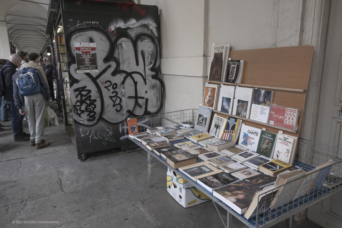 DSCF0288.jpg - 04/10/205. Torimo. Torino ha appena festeggiato il 18° compleanno di Portici di Carta, l'evento che da quasi due decenni trasforma il centro città in una grande libreria a cielo aperto ì, nella foto epositori e visitatorei in via PO