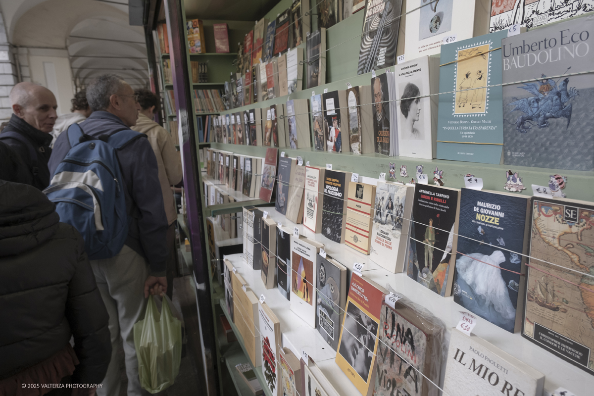 DSCF0294.jpg - 04/10/205. Torimo. Torino ha appena festeggiato il 18° compleanno di Portici di Carta, l'evento che da quasi due decenni trasforma il centro città in una grande libreria a cielo aperto ì, nella foto epositori e visitatorei in via PO